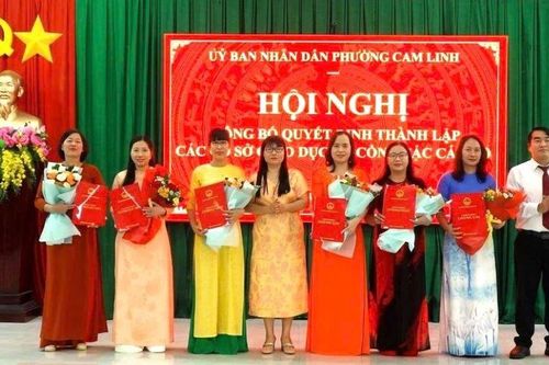 Phường Cam Linh công bố các quyết định kiện toàn tổ chức đảng và thành lập 2 trường học