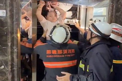 Giải cứu 13 người mắc kẹt trong thang máy ở Hà Nội, có 8 trẻ em: 'Dũng cảm lên! Có chú đây rồi!'