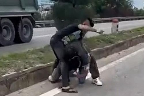 Tạm giữ hình sự tài xế đánh người nhập viện vì tranh giành khách