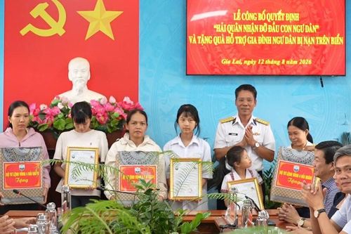 Vùng 4 Hải quân nhận đỡ đầu 3 người con của ngư dân