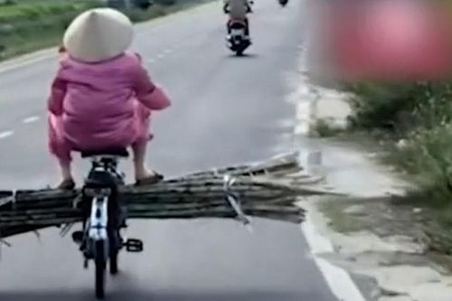 Hú hồn cảnh người phụ nữ ung dung chở mía chắn ngang đường, mặc cho ô tô bấm còi