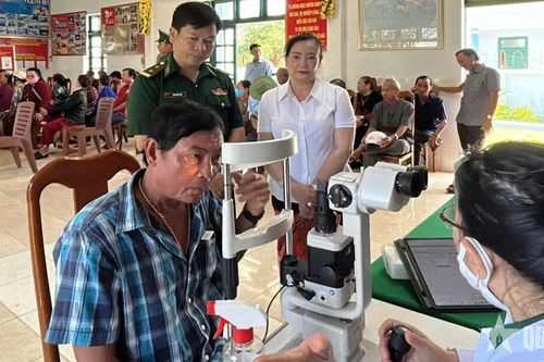 Cà Mau: 300 người dân được khám mắt, phát thuốc miễn phí