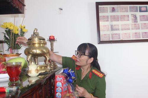 Dâng hương, tri ân các đồng chí nguyên lãnh đạo Công an tỉnh Quảng Nam - Đà Nẵng