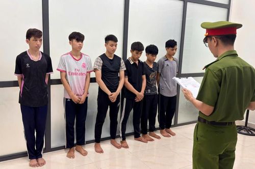 Bắt tạm giam nhóm thanh niên mang hung khí tự chế gây rối trong đêm