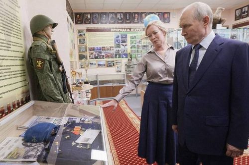 Tổng thống Nga Putin lần đầu thăm đảo tranh chấp với Nhật Bản, Tokyo phản ứng