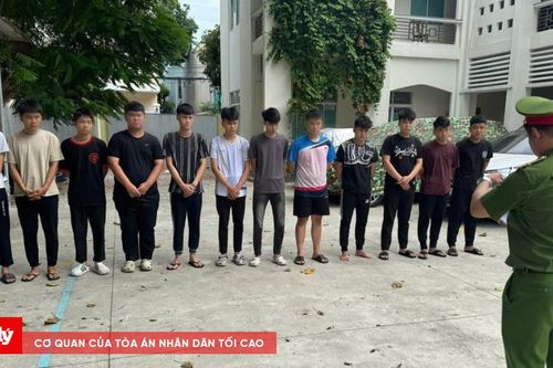 Khởi tố 12 thanh thiếu niên mang hung khí gây rối trật tự công cộng