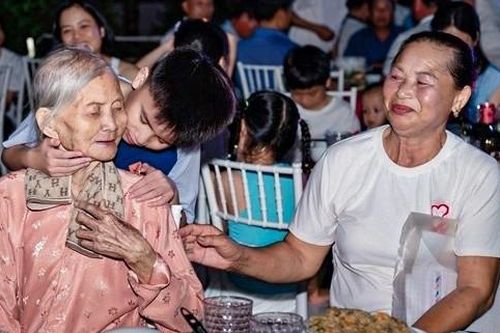 Cụ bà 94 tuổi ở Ninh Bình cùng 81 con cháu đi du lịch, xúc động phút sum vầy
