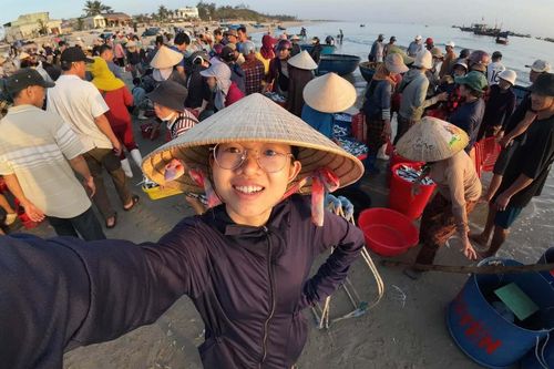Rời phố về quê, cô gái 23 tuổi tiết lộ những điều bất ngờ về làng chài Đà Nẵng