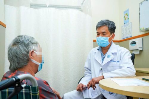 Tê chân mơ hồ, người phụ nữ bất ngờ mất khả năng đi lại
