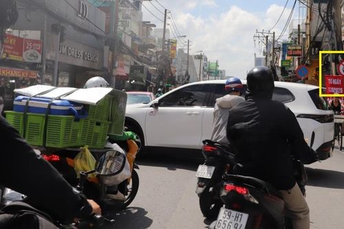 Ngày đầu cấm ô tô trên đường Cách Mạng Tháng Tám ở TPHCM: Tài xế vội tạt vào hẻm