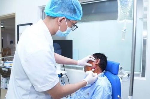 Phẫu thuật thành công ổ áp xe hiếm gặp cho bệnh nhân người Lào