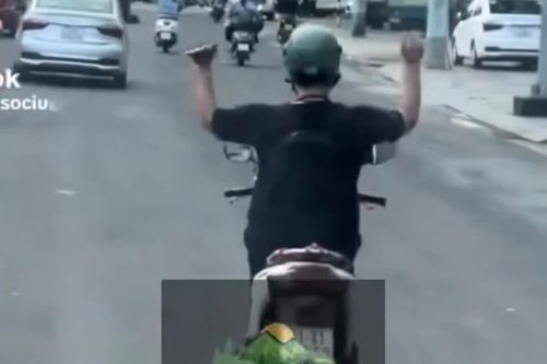 Gia Lai: Xác minh xử lý người điều khiển xe mô tô buông 2 tay từ bài đăng trên mạng xã hội