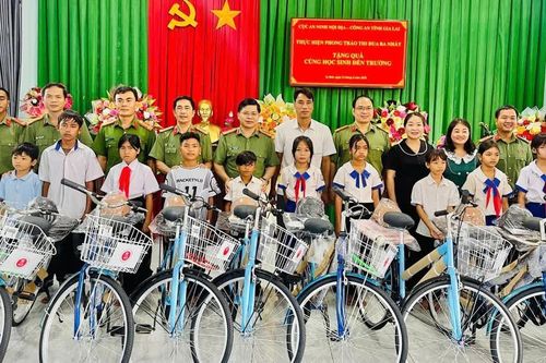 Cục An ninh nội địa tặng xe đạp và hỗ trợ công trình nước sạch tại xã Ia Dơk