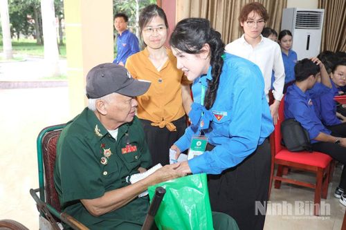Nghị lực thắp sáng tương lai của cô gái khiếm thị