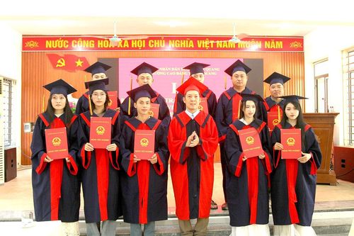 Bế giảng và trao bằng tốt nghiệp hệ Cao đẳng cho 94 sinh viên