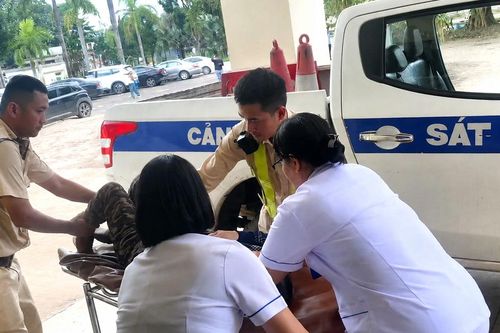 Cảnh sát giao thông Lâm Đồng kịp thời đưa người phụ nữ ngất xỉu bên quốc lộ đi cấp cứu