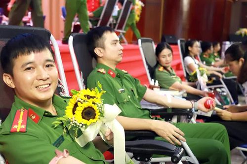 Công an Lào Cai tổ chức hiến máu nhân đạo 'Giọt máu nghĩa tình'