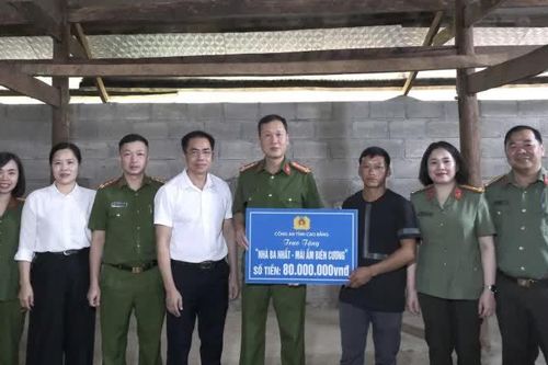 Trao kinh phí 'Nhà ba nhất - Mái ấm biên cương' tại xã Tổng Cọt và Lũng Nặm