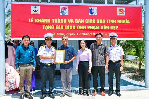 Quân chủng Hải quân bàn giao 'Nhà tình nghĩa' tại Cà Mau