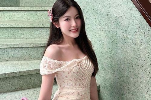 4 kiểu váy hoa nhí chưa có dấu hiệu hạ nhiệt, diện sang thu vẫn hợp mốt