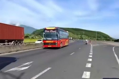 Xe khách liều lĩnh đi lùi ngược chiều trên quốc lộ 1 gần hầm đường bộ ở Huế