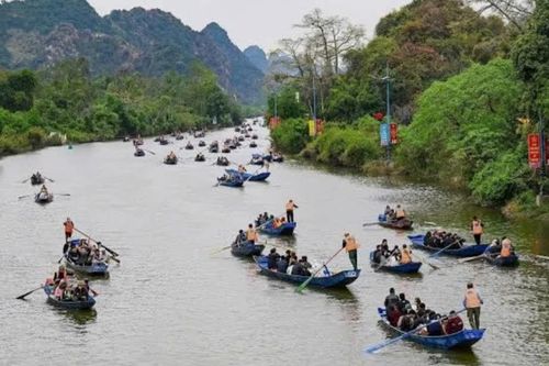 'Bốc hơi' 4,5 tỷ đồng vì nhờ xin cấp phép chở khách bằng đò ở chùa Hương