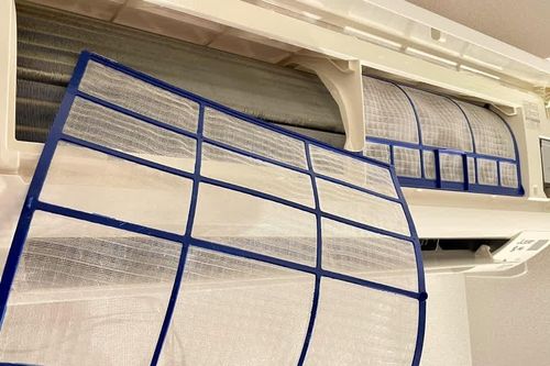 Một miếng vải giúp bớt công vệ sinh máy lạnh