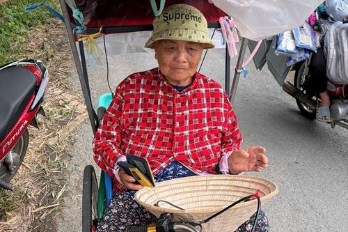 Người bán vé số khuyết tật nhặt được ví tiền, mang đến công an tìm người trả lại