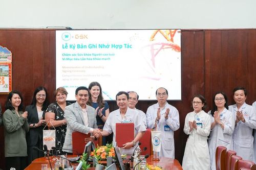 Chăm sóc sức khỏe người cao tuổi: Chuyển mạnh từ điều trị sang chủ động dự phòng