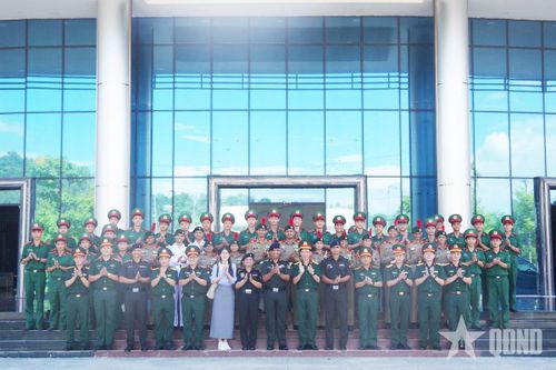 Đoàn đại biểu Tổng đội Thiếu sinh quân Ấn Độ giao lưu tại Trường Sĩ quan Thông tin
