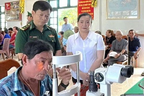 Thắt chặt tình đoàn kết quân - dân qua chương trình khám mắt miễn phí tại Cà Mau