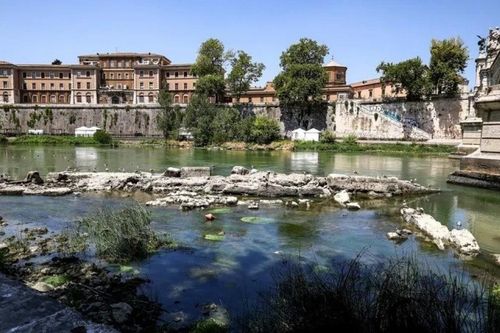 Hạn hán nghiêm trọng ở Italy làm lộ diện cây cầu cổ thời La Mã