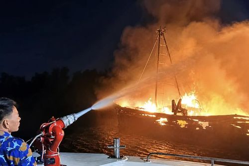Ba tàu cá bốc cháy trong đêm tại bờ biển Ninh Bình