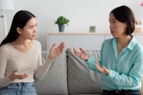 Vì sao con càng trưởng thành càng xa cách cha mẹ dù gia đình không mâu thuẫn?
