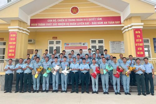 Trung đoàn 915 tổ chức thi tốt nghiệp thực hành bay cho học viên trên trực thăng Mi-8