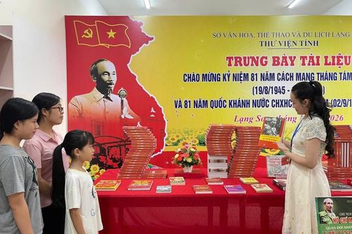 Trưng bày tài liệu chào mừng kỷ niệm 81 năm Cách mạng Tháng Tám và Quốc khánh 2/9