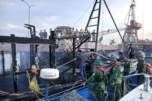 Bộ đội Biên phòng tỉnh khẩn trương dập tắt đám cháy, cứu hộ 3 tàu cá trong đêm
