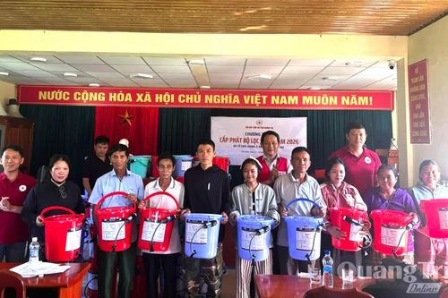 Trao 500 bộ lọc nước cho hộ dân khó khăn