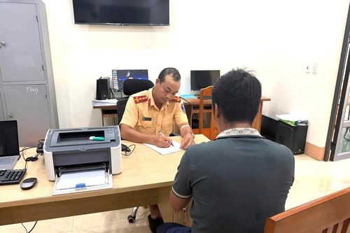 Cảnh sát giao thông Lào Cai xử lý tài xế làm rơi vãi dầu xuống đường gây trơn trượt