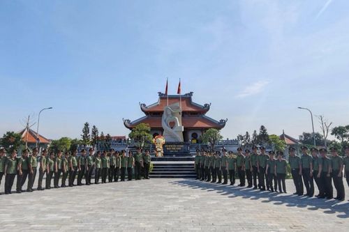 Cụm thi đua số 4 - Công an thành phố Hà Nội sinh hoạt chính trị tại "địa chỉ đỏ"