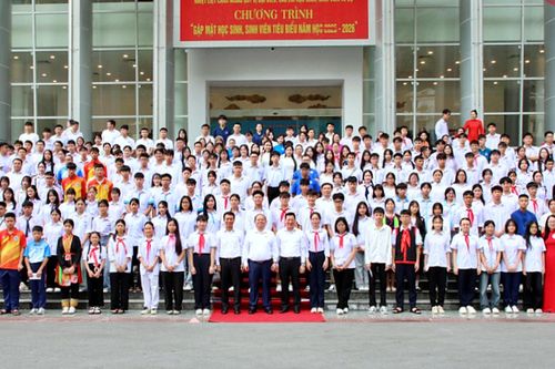 Bí thư Tỉnh ủy Quảng Ninh gửi gắm nhiều kỳ vọng tới thế hệ trẻ trước thềm năm học mới