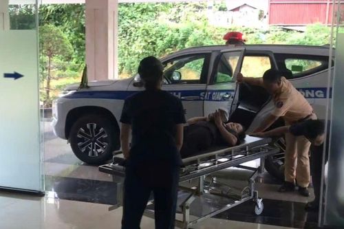 CSGT Lào Cai kịp thời đưa người phụ nữ bị thương nặng đi cấp cứu