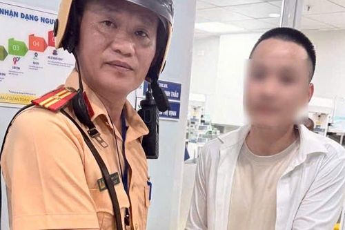 CSGT Hà Nội mở đường cứu bé trai 3 ngày tuổi nguy kịch giữa giờ cao điểm