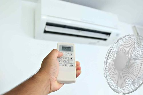 Ngủ bật quạt hay điều hòa tốt hơn? 5 nguyên tắc giúp ngủ mát mà không hại sức khỏe