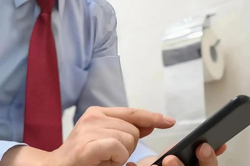 Nhiều người đang giữ thói quen xấu này khi đi vệ sinh, chuyên gia khuyên nên thay đổi sớm