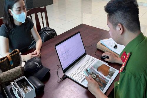 Bày bán hàng trăm sản phẩm giả mạo thương hiệu nổi tiếng, chủ cửa hàng ở Phú Thọ bị khởi tố
