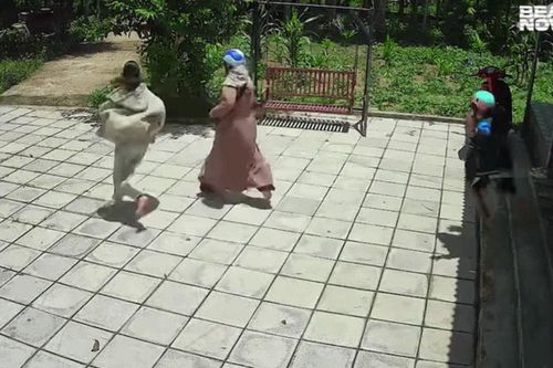 Mẹ con hoảng hốt bỏ chạy khi vừa vào nhà, nguyên nhân khiến ai cũng bật cười