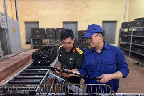 Quy trình nhuộm đen vũ khí bộ binh ở Xưởng X79
