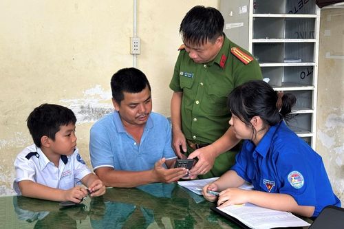 Tăng tốc hỗ trợ người dân kích hoạt định danh điện tử mức 2