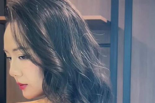 Sao Việt: Ca sĩ Phương Linh vai trần gợi cảm, diễn viên Phương Anh Đào đẹp mặn mà